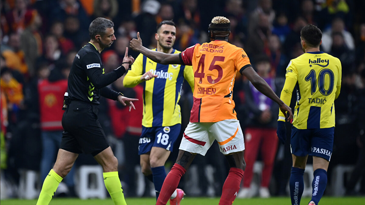 Galatasaray'daki Savunma Aksaklıkları: Galatasaray, sakatlıklar nedeniyle savunma kurgusunda zorunlu değişikliklere gidecek.<br>