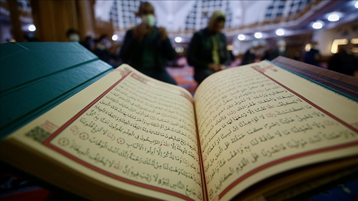 Diyanet İşleri Başkanlığı 2025 dini günler takvimini yayımlayarak üç aylar ve kandil tarihlerini resmen duyurdu. Müslümanların merak ettiği en önemli başlıklardan biri olan “Regaip Kandili ne zaman idrak edilecek?” sorusu da bu takvimle netlik kazandı.