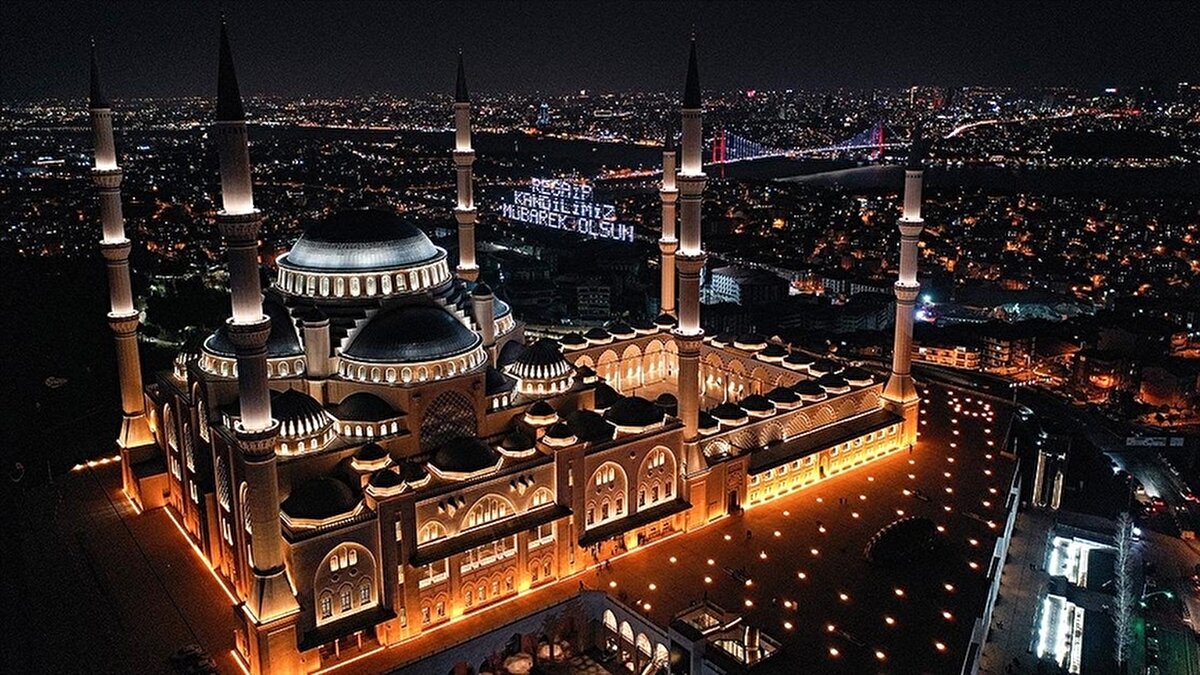 Recep ayının gelişi aynı zamanda Regaip Kandili’nin de habercisi olarak kabul ediliyor. Bu gece, Allah’ın rahmet ve bağış kapılarının genişçe açıldığı mübarek bir zaman dilimi olarak görülüyor.