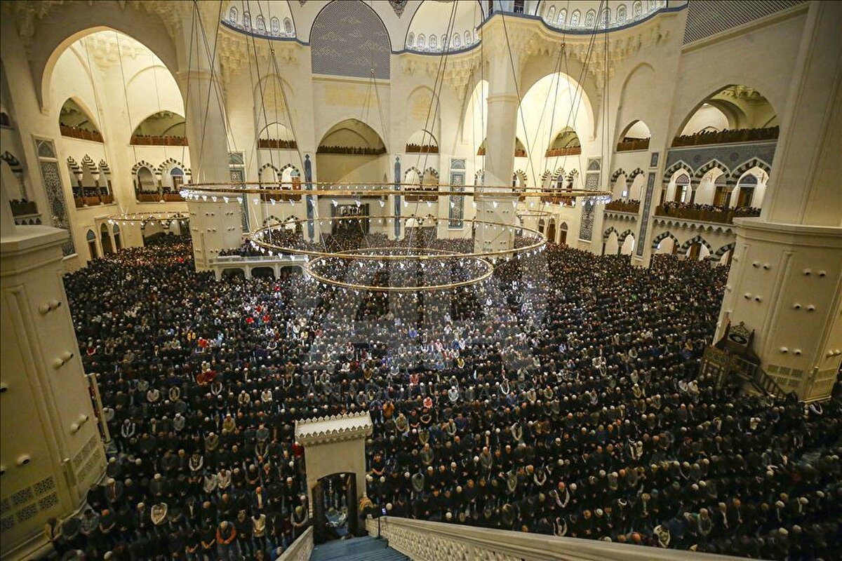 25 Aralık 2025 – Perşembe: Regaib Kandili<br><br>15 Ocak 2026 – Salı: Miraç Kandili<br><br>2 Şubat 2026 – Pazartesi: Berat Kandili<br><br>19 Şubat 2026 – Perşembe: Ramazan’ın başlangıcı<br><br>16 Mart 2026 – Pazartesi: Kadir Gecesi<br><br>19 Mart 2026 – Perşembe: Arefe<br><br>20 Mart 2026 – Cuma: Ramazan Bayramı 1. gün<br><br>21 Mart 2026 – Cumartesi: Ramazan Bayramı 2. gün<br><br>22 Mart 2026 – Pazar: Ramazan Bayramı 3. gün<br><br>26 Mayıs 2026 – Salı: Arefe<br><br>27 Mayıs 2026 – Çarşamba: Kurban Bayramı 1. gün<br><br>28 Mayıs 2026 – Perşembe: Kurban Bayramı 2. gün<br><br>29 Mayıs 2026 – Cuma: Kurban Bayramı 3. gün<br><br>30 Mayıs 2026 – Cumartesi: Kurban Bayramı 4. gün<br><br>16 Haziran 2026 – Salı: Hicri Yılbaşı<br><br>25 Haziran 2026 – Perşembe: Aşure Günü