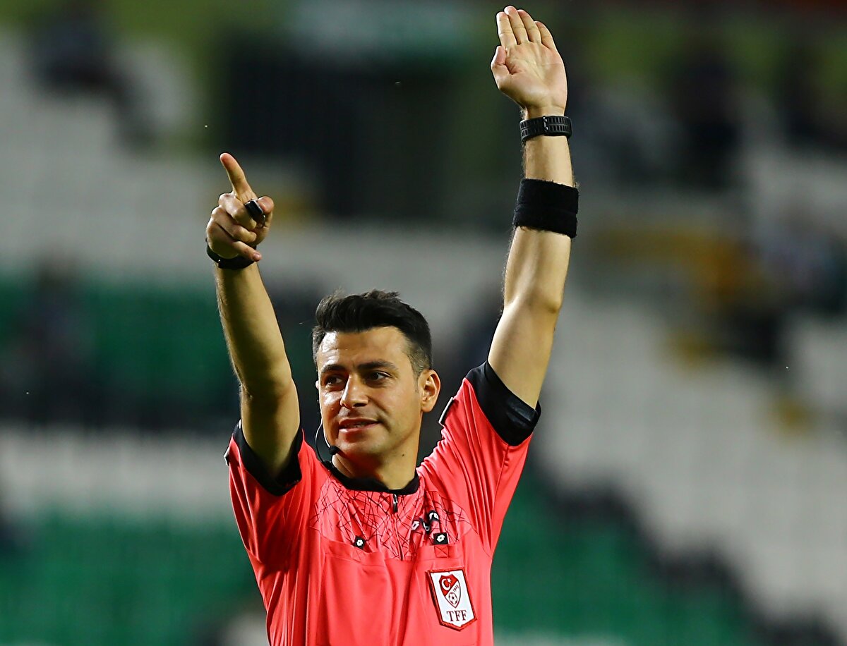 HAKEMLİK STİLİ NASIL?<br><br>Şansalan, saha içindeki net tavrıyla bilinir. Oyunu kesmeden yönetmeye özen gösterse de, sertlik dozunun arttığı anlarda kartına başvurma konusunda tereddüt etmeyen bir hakemdir.<br>VAR teknolojisini aktif ve hızlı kullanmasıyla öne çıkar; bu nedenle kritik ve hata toleransı düşük mücadelelerde tercih edilen hakemlerden biridir. “Dengeyi koruyan hakem” yaklaşımı, Şansalan’ın en belirgin özellikleri arasında yer alır.