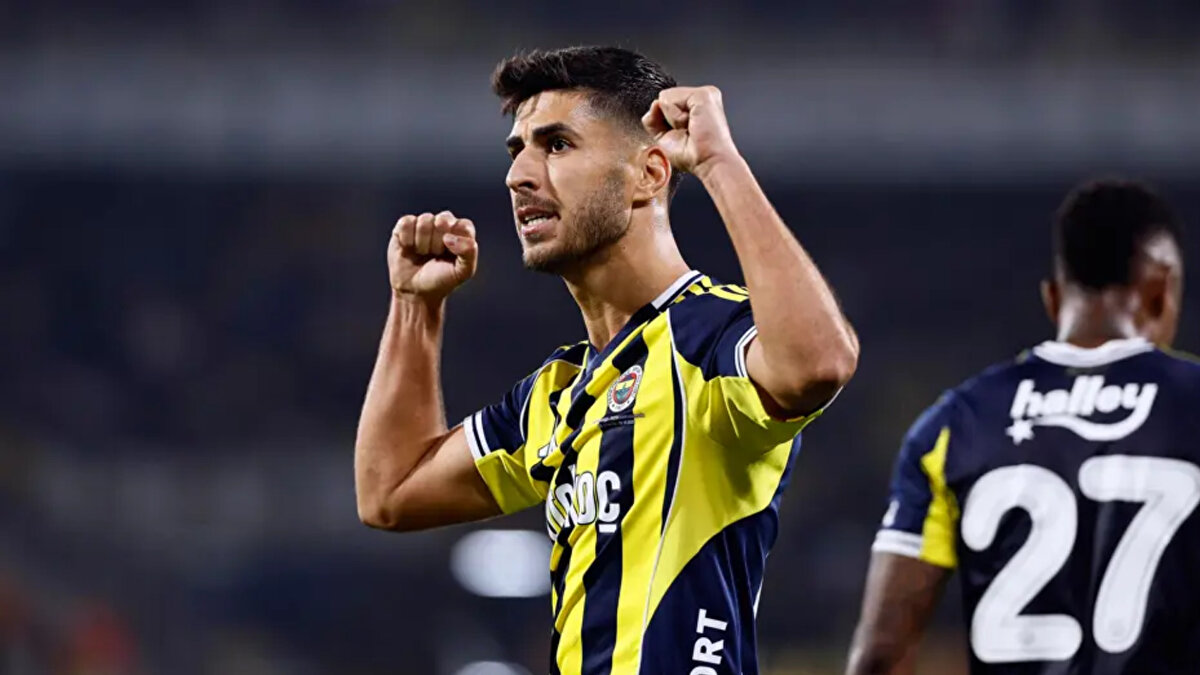 Asensio'nun İstanbul'da tipik bir günü nasıl geçiyor?<br><br>Sakin bir şekilde, erken kalkarım. 30-40 dakikalık bir yürüyüşle antrenmana gelirim. Kahvaltı yaparım, antrenmanı hazırlarım, antrenman yaparız, antrenman sonrası egzersizlerimi yaparım... Öğleden sonra evde çalışırım... Günüm böyle geçiyor.