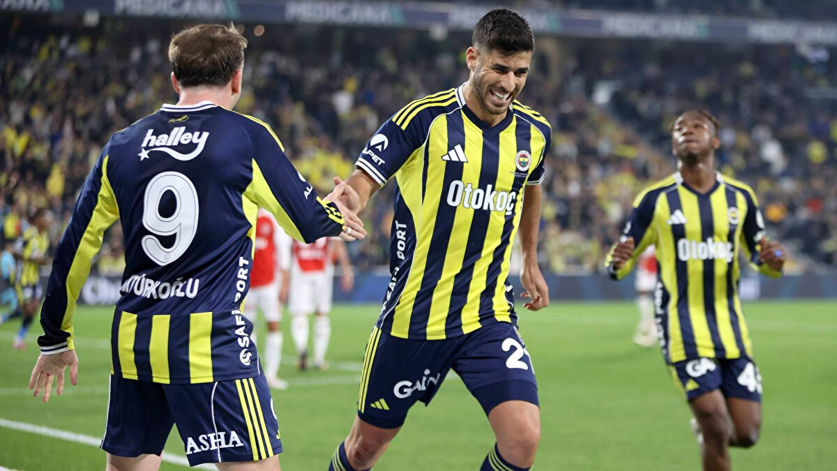 Marco Asensio'nun çok mutlu göründüğünü söyleyelim. Bu, uzun zamandır yaşadığı en mutlu an mı?<br><br>PSG'de de yüksek seviyede oynayarak mutlu anlar yaşadım, ama burada aradığım şey tutarlılıktı, çünkü sizi en iyi hale getiren şey budur. Geçen sezon Aston Villa'da bunu başardığımı düşünüyorum, orada da çok mutluydum. Fenerbahçe'deki bu meydan okumayla, yüksek seviyeyi korumak için her üç günde bir oynamayı hedefliyordum... Beni mutlu eden şey bu: futbol oynamak, her gün antrenman yapmak, maçlara çıkmak... En çok sahada eğleniyorum.