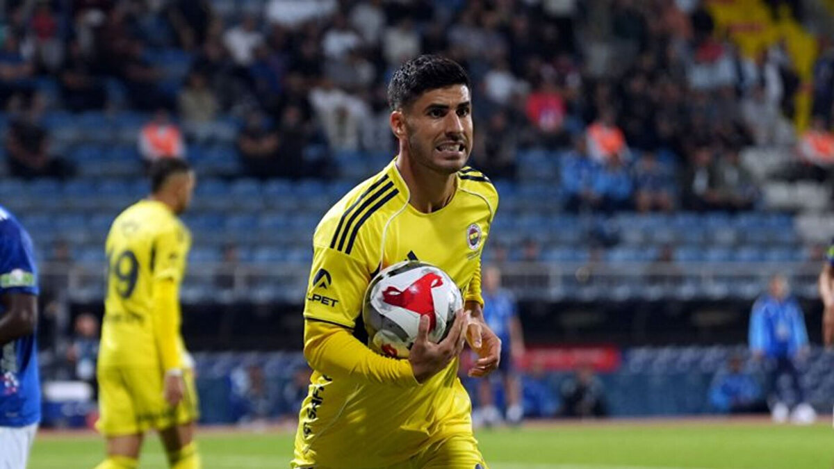 Kariyerin harika, ama 10 yıl önce Fenerbahçe senin radarında değildi. Hiçbirimiz öyle düşünmüyorduk... Sana çok fazla beklenti mi yüklendi?<br><br>Ne beklentileri ne de hakkımda söylenenleri kontrol edemedim. Bununla yaşamak zorundaydım, çünkü Real Madrid'de oynadığında, sana her zaman en yüksek beklentiler yüklenir. Kariyerinde her zaman daha iyi olduğun yıllar, daha kötü olduğun yıllar vardır... ve bu senin kontrol edemeyeceğin bir şeydir. Çok yüksek bir seviyede oynuyordum, hayalimdeki kulüpte çok mutluydum, sonra bir sakatlık geçirdim ve bu da ilerlememi biraz yavaşlattı. Ama bunu bir motivasyon, çok zor bir yılın ardından geri döndüğümde yeniden ayağa kalkmak için bir fırsat olarak gördüm.<br><br>Ve sana bir şey söyleyeyim: O andan itibaren, Real Madrid'de gol ve asist açısından en iyi yıllarım başladı. O zaman başardıklarımı ve şimdi başarabileceklerimi yanımda götüreceğim.