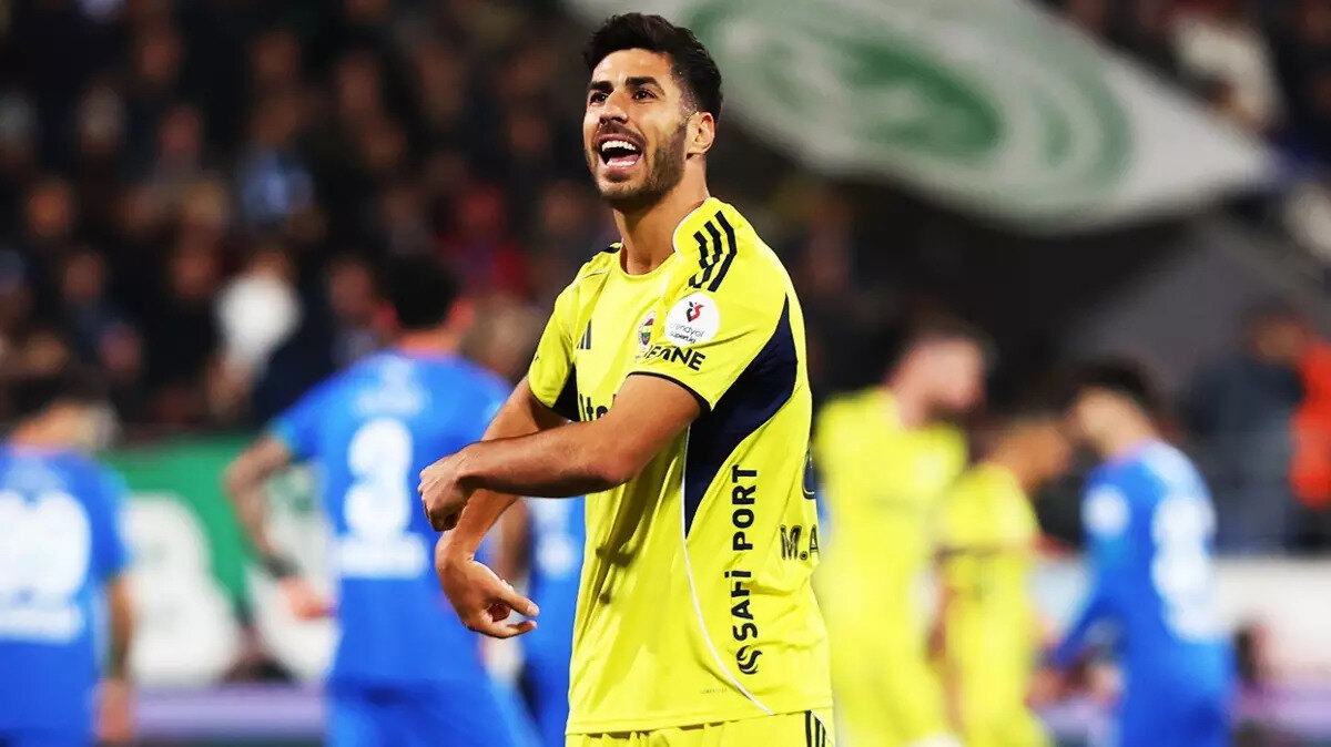 Seni çok olgun ve sakin buluyorum. Bu anlamda en iyi halin mi?<br><br>Öyle düşünüyorum. 2025 benim için çok iyi bir yıl oldu. Premier Lig'de oynamış olmak, doğal pozisyonumda formumu yeniden keşfetmiş olmak da önemli. Belki de kariyerimde eksik olan şey, 10 numara veya orta saha rolünde tutarlılık sağlamaktı. Bence tam potansiyelime bu pozisyonda ulaşabilirim. Evet, birkaç pozisyonda oynayabilirim ve takım oyuncusuyum; nerede oynayacağımı hiç söylemedim.