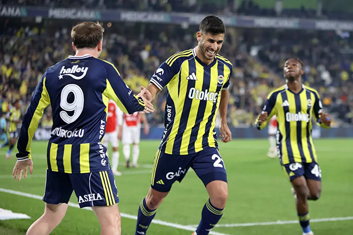 Sol kanatta mı, sağ kanatta mı oynamak istersin?<br><br>- İkisi de olur.<br><br>Hangi dikkatsizliğin sana ceza ödettirdi?<br><br>- Hiç ceza ödemedim ama ilk ve son kez geç kaldığımda, Madrid ile Avrupa Süper Kupası'nda ilk kez sahaya çıkıyordum. Geç kaldığım için çok korkmuştum. İlk resmi maçımda uyuyakalmıştım! Teknik direktör bir gün önce bana ilk on birde oynayacağımı söylemişti ve ben o kadar iyi uyudum ki uyuyakaldım, güvenlik görevlisi kapıyı çalarak beni uyandırmak zorunda kaldı... Aşağı indiğimde Sergio ve Cristiano bana bir şeyler söylüyorlardı... Utançtan ölüyordum, ama dersimi aldım.<br><br>Bir karşı birde asla karşılaşmak istemediğin rakip?<br><br>- Carvajal.<br><br>Takımına transfer etmek istediğin oyuncu?<br><br>- Luka Modric.