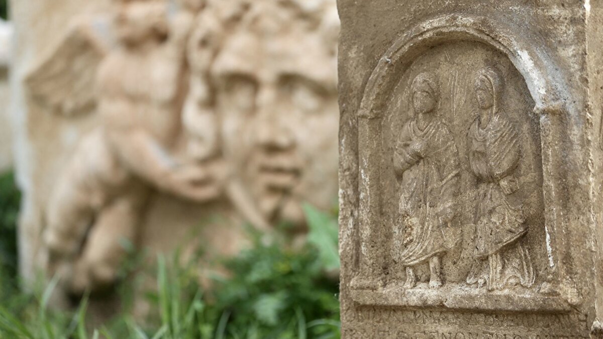Stelin korunması için geçici olarak gömüldü<br><br>Ekipler, ilk inceleme sonrası eserin bulunduğu alandan hemen taşınamayacak kadar ağır ve riskli olduğunu belirledi. Bu nedenle stel, zarar görmemesi için geçici olarak yeniden toprağa örtüldü ve bölgeye fotokapanlar yerleştirildi. Hazırlıkların tamamlanmasının ardından ekipler bölgeye tekrar giderek kara yolundan yaklaşık 45 dakikalık yürüyüşle alana ulaştı.
