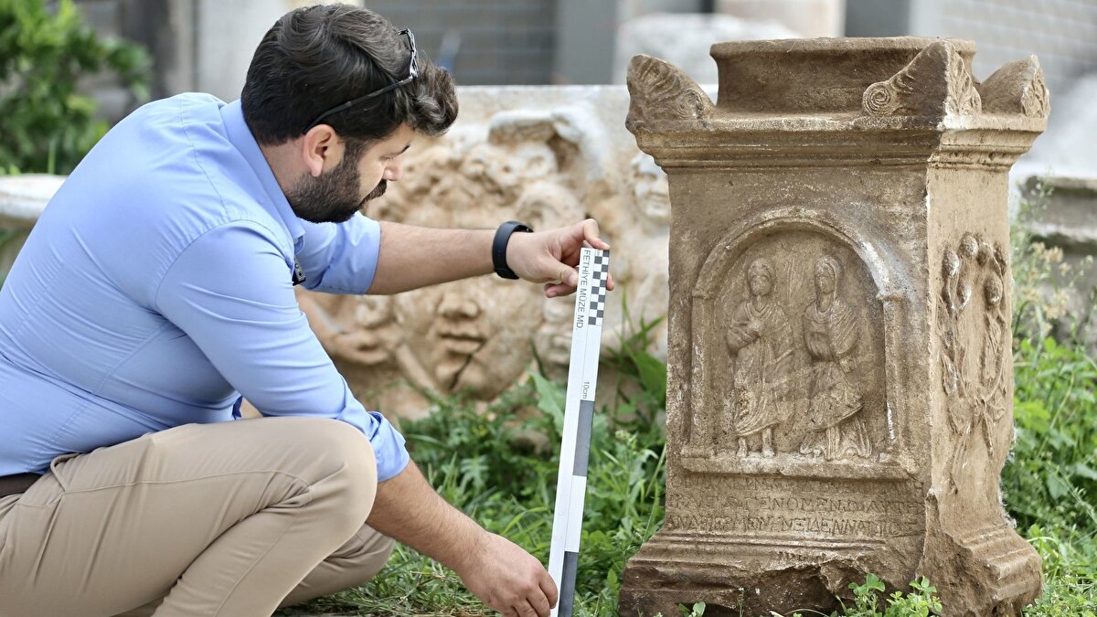Muğla'nın Seydikemer ilçesinde Roma Dönemi'ne ait olduğu değerlendirilen mezar steli, bir çobanın ihbarı sonrası yürütülen titiz çalışmalarla gün yüzüne çıkarıldı. Kayacık Mahallesi'ndeki ormanlık bölgede bulunan eser, hem ikonografik detayları hem de üzerindeki yazıt nedeniyle arkeologların dikkatini çekti. Yaklaşık 300 kilogram ağırlığındaki stelin uzun yıllar toprak altında kaldığı belirlendi.