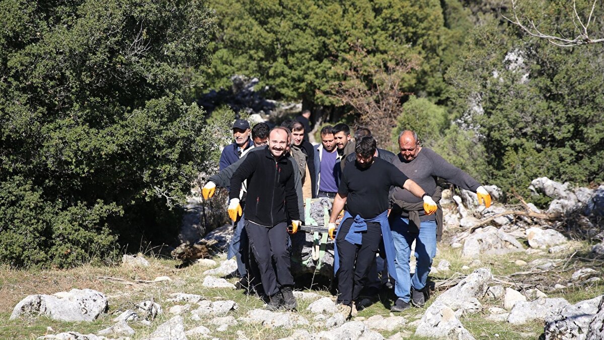 Zorlu arazide 7 saatlik taşıma operasyonu<br><br>Sarp ve kayalık yapısıyla bilinen bölgede uzman ekipler yaklaşık 7 saat süren bir çalışma sonucunda steli güvenli şekilde bulunduğu yerden çıkardı. Eser, özel malzemelerle sarılarak koruma altına alındı ve daha sonra Fethiye Müze Müdürlüğü'ne nakledildi. Stelin hem ön hem yan yüzünde yer alan betimlemeler, dönemin aile yapısı ve sosyal yaşamına dair önemli bilgiler sunuyor.