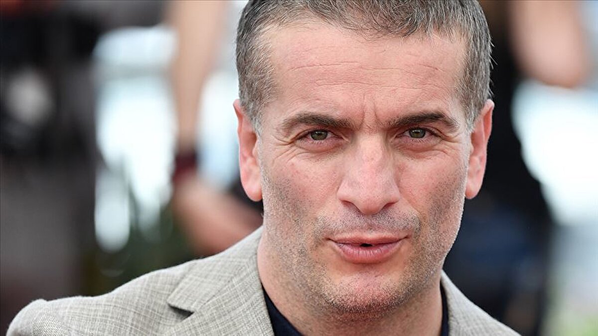 Türk izleyicisinin sevdiği yapımlardan tanınıyor<br><br>Türkiye’de geniş bir hayran kitlesine sahip olan Cemcir, Çalgı Çengi, Düğün Dernek, İşler Güçler ve Kardeş Payı gibi yapımlarla komedi alanında öne çıkan isimlerden biri oldu. Sağlık durumuna ilişkin gelişmeler sevenleri tarafından yakından izleniyor.