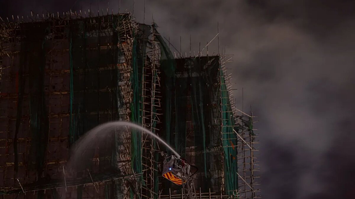 Polis yetkilileri, binalardaki aramaların üç hafta içinde tamamlanmasının planlandığını açıkladı. Hong Kong Polis Gücü Suç ve Güvenlik Direktörü Chan Tung, yangınla ilgili “adam öldürme” kapsamında geniş çaplı soruşturma başlatıldığını ve 13 kişinin gözaltına alındığını bildirdi. Gözaltına alınanların yaşları 40 ile 77 arasında değişiyor.