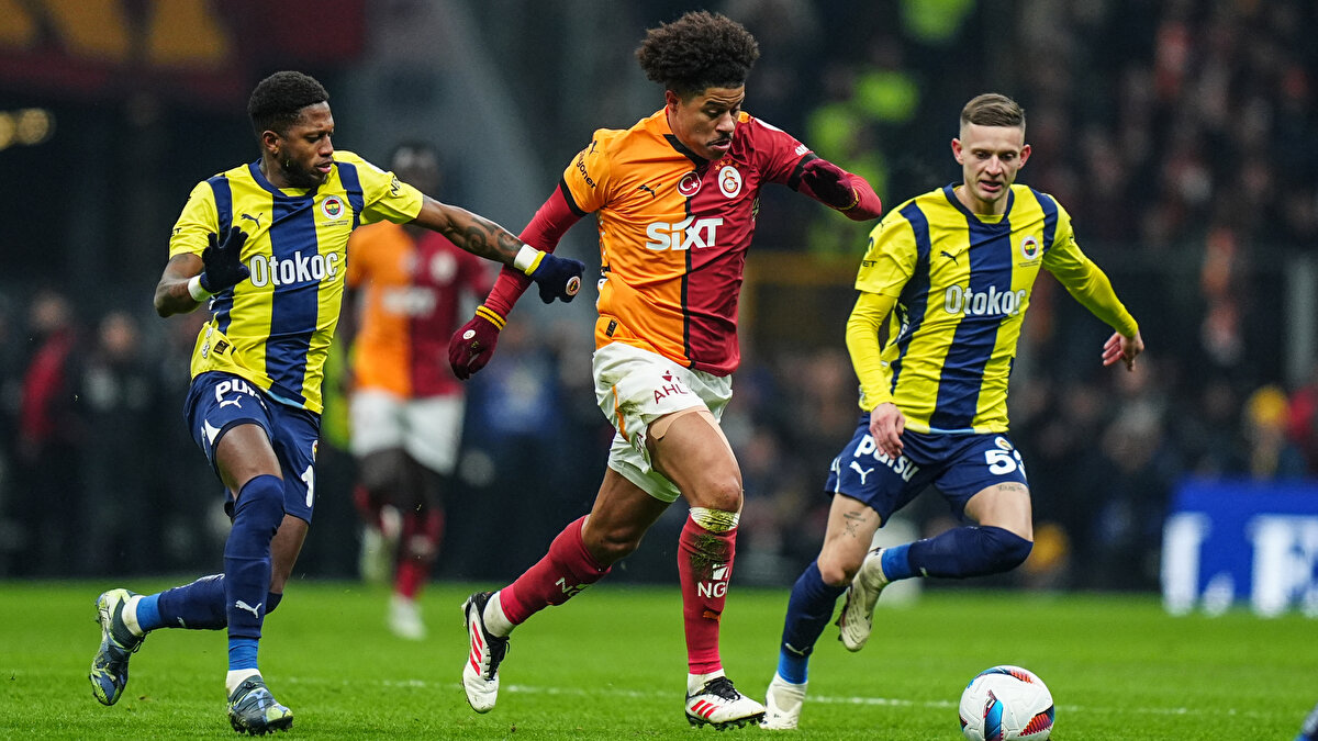 SON 10 DERBİDE GALATASARAY DAHA ÜSTÜN<br><br>Genel tablo Fenerbahçe lehine olsa da son 10 derbi, Galatasaray’ın üstünlüğünde geçti.<br><br>Bu dönemde:<br><br>Galatasaray 5 kez kazandı (biri hükmen 3-0)<br><br>Fenerbahçe 3 kez galip geldi<br><br>Söz konusu karşılaşmalarda:<br><br>Galatasaray 15 gol attı<br><br>Fenerbahçe 7 gol buldu<br><br>Ayrıca 7 Nisan'daki Süper Kupa maçında Galatasaray, maçın ilk dakikasında bulduğu golün ardından Fenerbahçe’nin sahadan çekilmesiyle mücadeleyi 3-0 hükmen kazanmıştı.