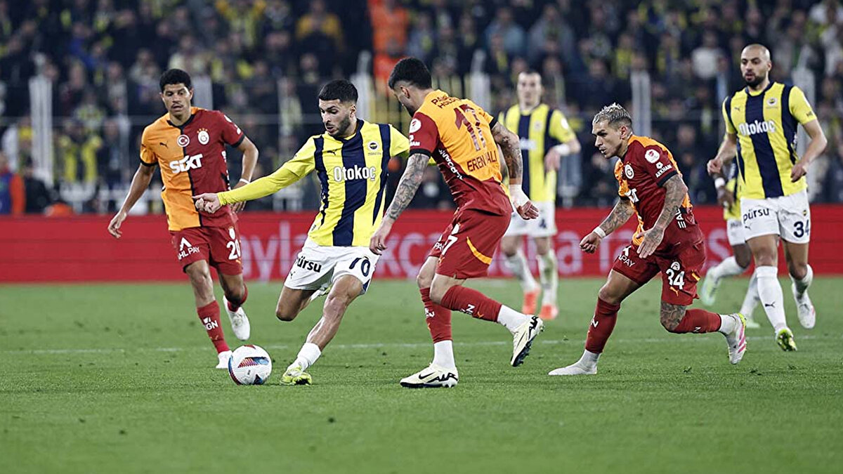 Süper Lig'de zirveyi yakından ilgilendiren maçta Fenerbahçe evinde Galatasaray'ı ağırlıyor. Zorlu maç öncesinde iki ezeli rakibin birbirine karşı karnesi de merak ediliyor. 