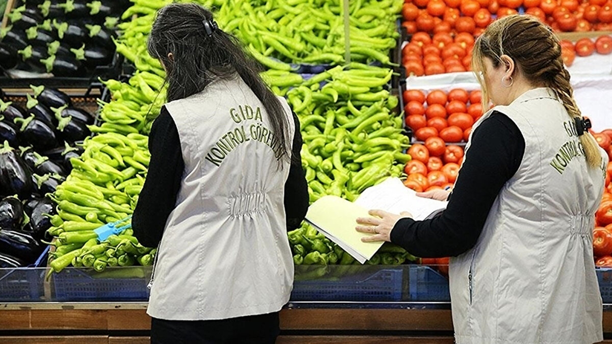Bakanlık incelemelerinde üç şirkete ait süzme çiçek balı ürünlerinde taklit veya tağşiş yapıldığı belirlendi. Analizlerde ürünlerin etiketinde beyan edilen özellikleri karşılamadığı ve standartların dışında içerik taşıdığı ortaya kondu.