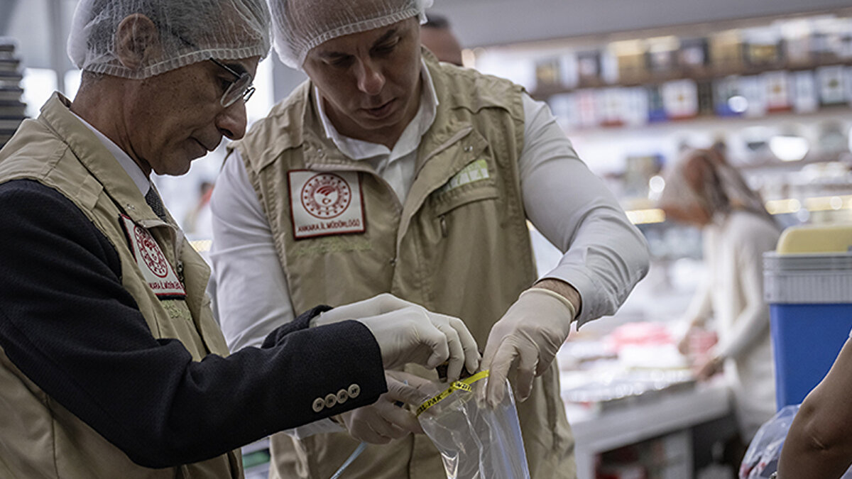 Bakanlık, tüketicilerin güncel ve doğrulanmış ürün listesine “guvenilirgida.tarimorman.gov.tr” üzerinden ulaşabileceğini hatırlattı. Gıda güvenliği denetimlerinin yıl boyunca aralıksız sürdüğü, halk sağlığını tehdit eden firmalarla ilgili sürecin kararlılıkla devam edeceği bildirildi.