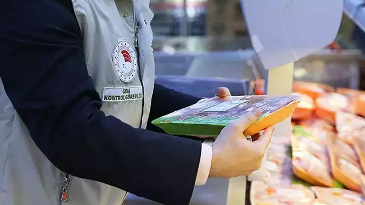 Tarım ve Orman Bakanlığı, gıda güvenliğine yönelik ülke genelindeki denetimlerin ardından hileli ürünlere ilişkin yeni listeyi kamuoyuyla paylaştı. 1 Aralık tarihli güncellemede özellikle bal kategorisinde dikkat çeken tespitlere yer verildi.