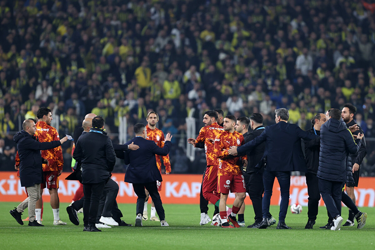 SAHA ORTASINDA GERGİNLİK<br><br>Zorlu derbi öncesinde iki takım arasında gerginlik yaşandı. İki takımın oyuncuları ısınma sırasında sahada tartışma yaşadı.<br><br>O ANLARI İZLEMEK İÇİN TIKLAYIN: https:www.instagram.comreelDRuk0R-iLEx?igsh=MWhjMDAwdzZzemJ2dw%3D%3D