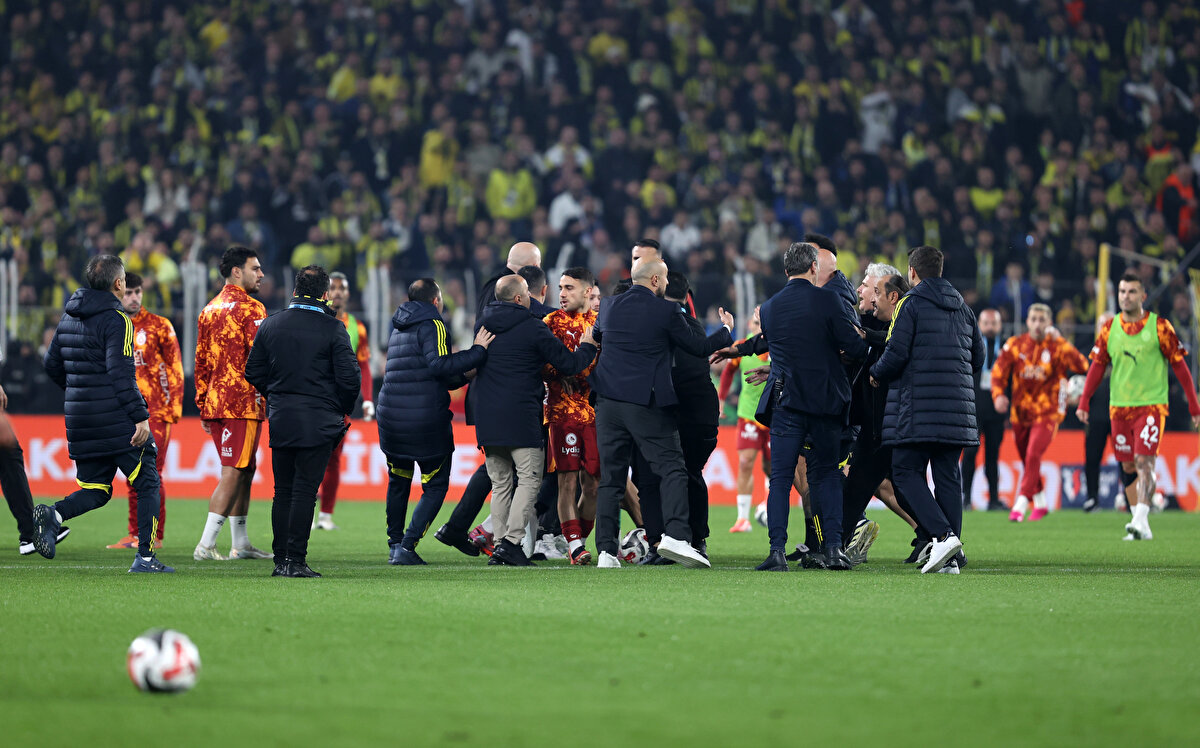 İki takım da zirve mücadelesinde 3 puanı almak ve liderlik için avantaj elde etmek istiyor. <br>