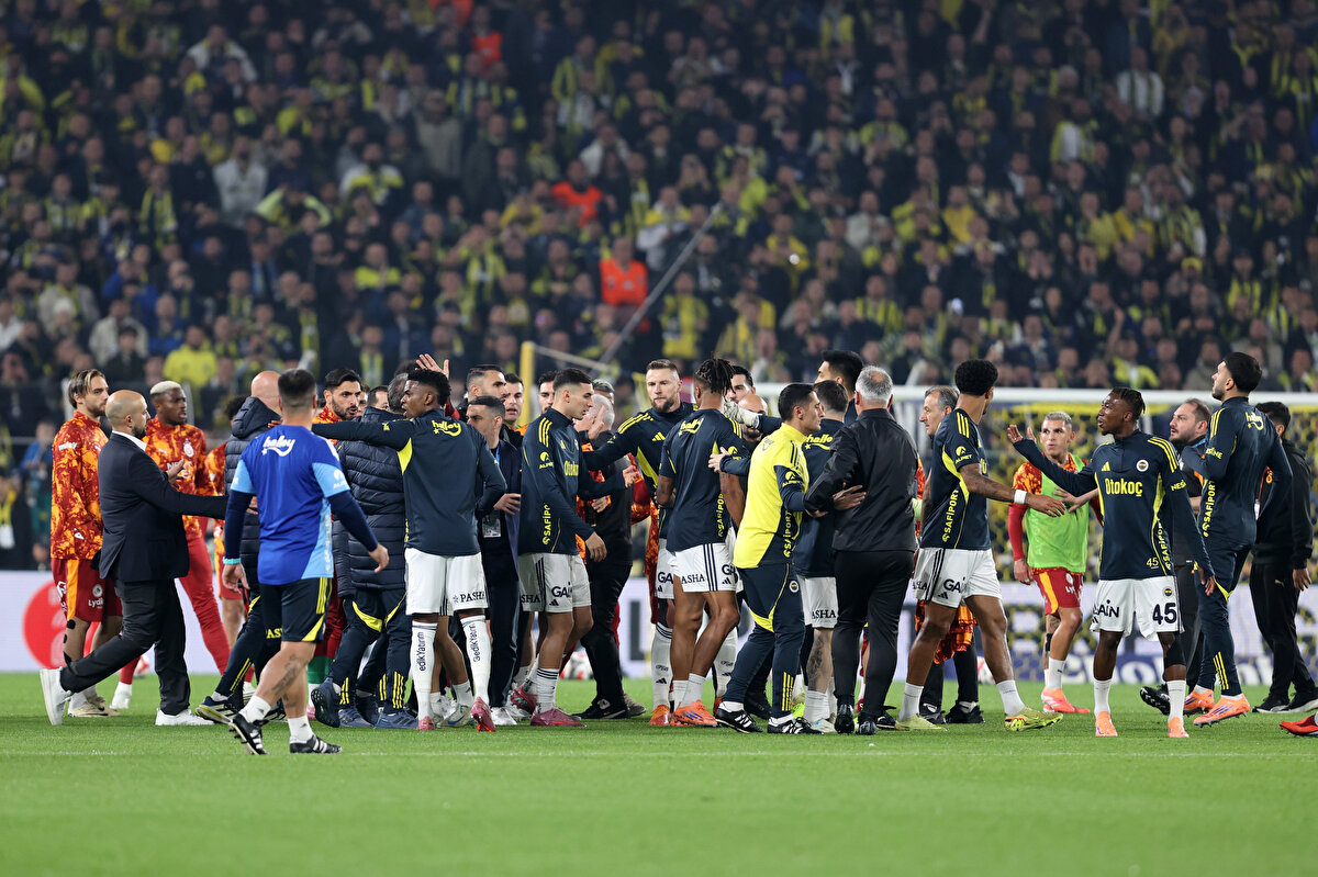 Olaylardan sonra Galatasaray Maç Analisti Serhat Doğan ve Fenerbahçe Stat Müdürü Ali Bozan, ısınma sırasındaki kargaşa sonrası ihraç edilen isimler oldu. <br>