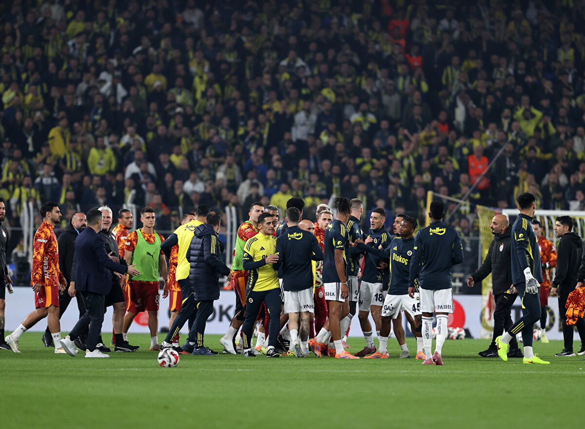 Yaşananlardan sonra Fenerbahçe taraftarı Galatasaraylı oyuncuları ıslıklarla protesto etti. 