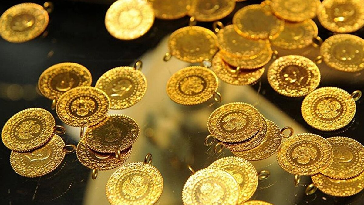 Analistler, ons altının 13 Kasım’da test edilen 4.245 dolar seviyesinin kritik bir direnç olarak öne çıktığını belirtiyor. Bugünkü hareketlerde bu seviyenin zorlanması, fiyatların yeniden ivmelenebileceğine işaret ediyor. Ons altın 20 Ekim’de 4.381 dolar ile tarihî rekorunu kırmıştı ve mevcut fiyatlar bu zirvenin yaklaşık %3 altında seyrediyor.<br><br>Ayrıca, Jeopolitik gelişmeler de altın piyasasında belirleyici unsurlardan biri olmaya devam ediyor. Rusya-Ukrayna savaşına ilişkin diplomatik girişimlerde ilerleme sağlanamaması ve ABD-Venezuela hattında artan gerginlik, güvenli liman talebini destekliyor.