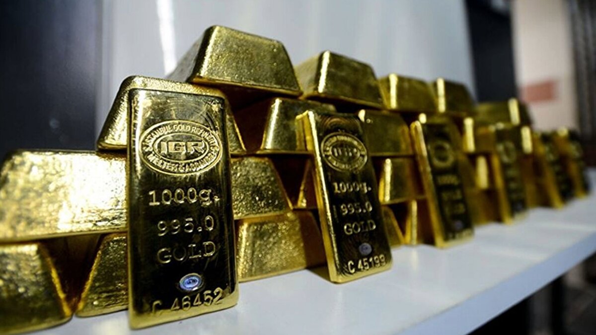 Gram altın 5 haftanın zirvesinde<br><br>Spot piyasada gram altın, ons tarafındaki yükselişin etkisiyle 5.812 TL seviyesini test etti. Kasım ayında %6’nın üzerinde artış gösteren gram fiyatı, yeni ayın ilk işlemlerinde de güçlü seyrini sürdürdü. Saat 06.10 itibarıyla işlemler 5.795 TL civarında dengelenirken, Kapalıçarşı’da gram altın satış fiyatı 5.890 TL, çeyrek altın fiyatı ise 9.600 TL seviyesinde bulunuyor.<br><br>Türkiye’de altın talebinin yerel piyasalarda her dönem güçlü seyretmesi, küresel hareketleri doğrudan yansıtırken, son günlerdeki ivme yatırımcıların dikkatini artırmış durumda.