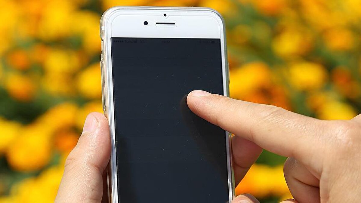 3 ayda bir hayatta olup olmadığı kontrol edilecek<br><br>Düzenlemedeki en dikkat çekici başlıklardan biri de, cep telefonu şirketlerinin abonenin hayatta olup olmadığını üç ayda bir resmi makamlardan teyit edecek olması. Ölüm veya tüzel kişiliğin sona ermesi gibi durumlarda hattın aktifliği sonlandırılacak.