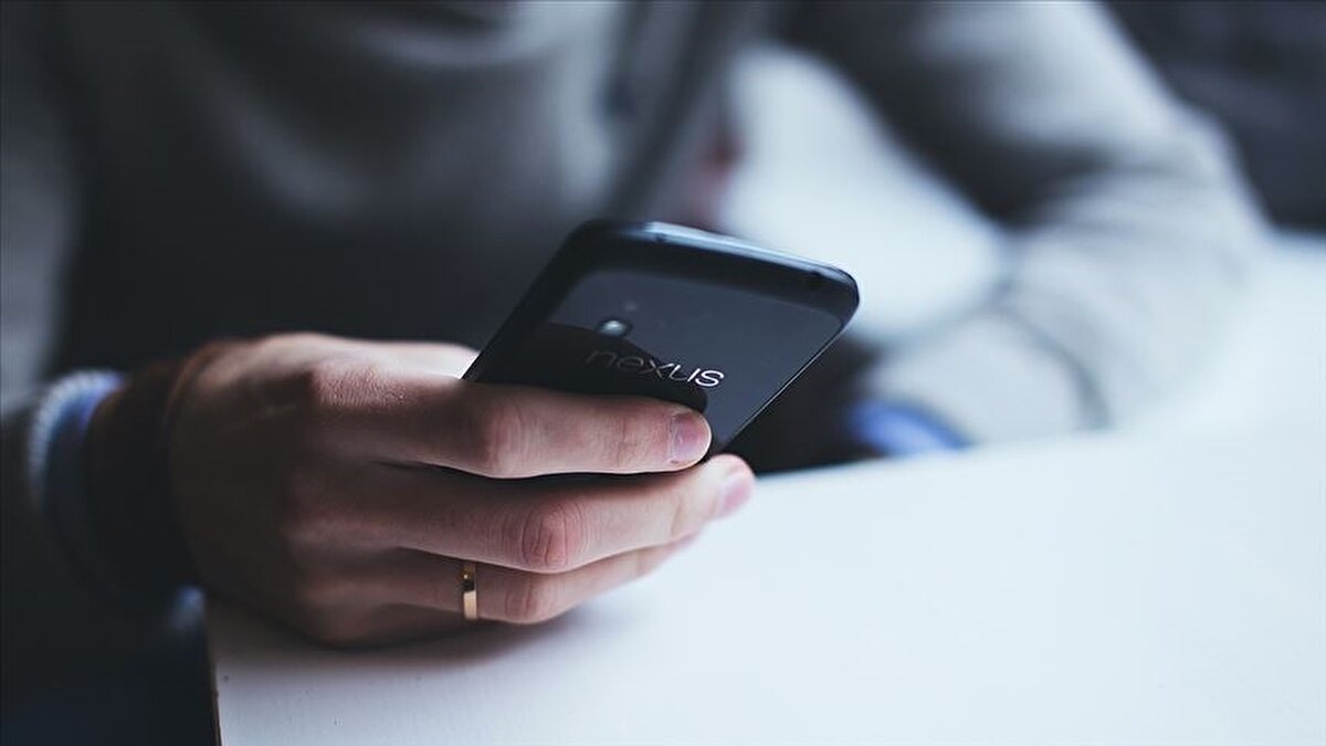 Amaç: Suç ve dolandırıcılık faaliyetlerini engellemek<br><br>Tasarıda, çoklu hat aboneliklerinin dolandırıcılık, kart hırsızlığı ve benzeri suçlarda yoğun şekilde kullanıldığı belirtildi. Yeni düzenlemeyle, yasa dışı amaçla kullanılan hatların kısa sürede kapatılması ve mobil iletişimde daha güvenli bir altyapı oluşturulması hedefleniyor.