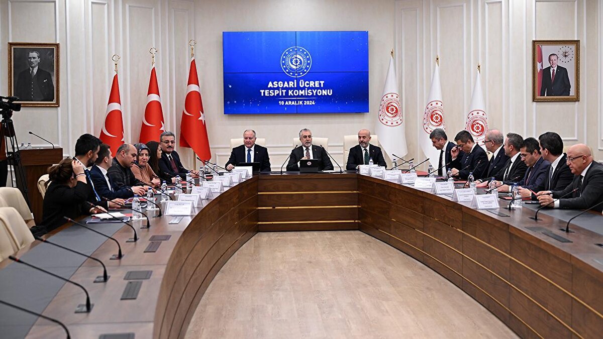 2026 için olası zam senaryoları<br><br>Asgari ücret için farklı artış oranları gündemde. Senaryolara göre yeni net-brüt ücretler şöyle hesaplanıyor:<br><br>%20 zam: Net 26.584 TL — Brüt 31.206 TL<br><br>%23 zam: Net 27.188 TL — Brüt 31.986 TL<br><br>%25 zam: Net 27.630 TL — Brüt 32.506 TL<br><br>%28,5 zam (OVP senaryosu): Net 28.404 TL — Brüt 33.417 TL<br><br>%30 zam: Net 28.735 TL — Brüt 33.807 TL<br><br>%35 zam: Net 29.841 TL — Brüt 35.107 TL<br><br>%40 zam: Net 30.946 TL — Brüt 36.407 TL