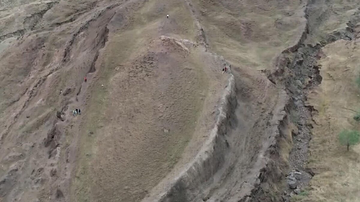 Ağrı’nın Doğubayazıt ilçesinde bulunan ve uzun yıllardır Nuh’un Gemisi efsanesiyle ilişkilendirilen doğal formasyon, yeni bilimsel değerlendirmelerle yeniden gündeme geldi. Ağrı İbrahim Çeçen Üniversitesi’nden (AİÇÜ) Prof. Dr. Faruk Kaya, bölgede yürütülen yol çalışmaları sırasında yüzeye çıkan seramik parçalarının, milattan önce 5500–3000 yılları arasına işaret eden insan etkinliğine dair önemli ipuçları sunduğunu belirtti.