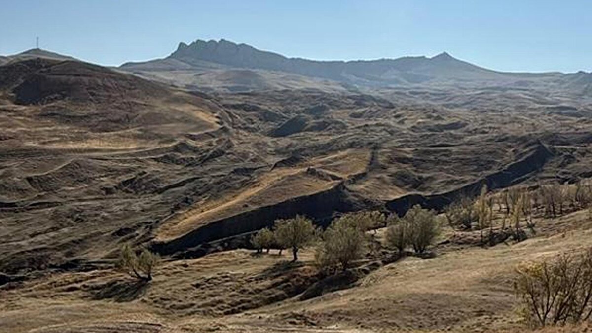 Bulgular Kalkolitik Dönem’e işaret ediyor<br><br>Doğubayazıt’ın Telçeker ve Üzengili köylerinin arasında yer alan bölge, 1959’da Harita Mühendisi İlhan Durupınar tarafından tespit edilmesinden bu yana Türkiye’de ve dünyada dikkat çekiyor. AİÇÜ ile İstanbul Teknik Üniversitesi (İTÜ) tarafından kurulan araştırma ekibi, 2022’den beri sürdürülen çalışmalarda kaya ve toprak örneklerini laboratuvar ortamında inceleyerek bölgede binlerce yıl önce yerleşik yaşamın mümkün olduğuna dair bulgulara ulaştı.<br><br>Analizlerde, yöreye ait numunelerin Kalkolitik Dönem’le örtüşmesi, araştırmacılara göre Nuh’un yaşadığı dönemle zaman bakımından kesişiyor.