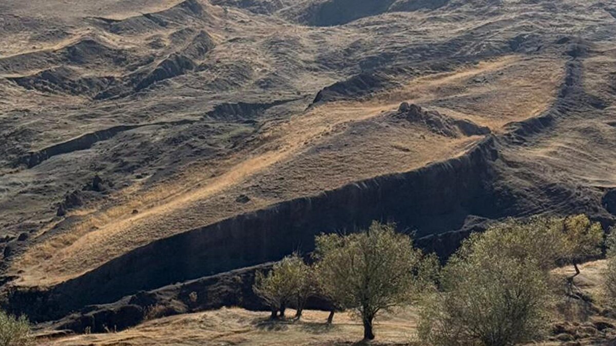 Prof. Dr. Kaya, dünya genelinde bu formasyona benzer bir yapının bulunmadığını hatırlatarak alanın korunmasının zorunlu olduğunu vurguladı. Bölgeye gelen yerli ve yabancı ziyaretçilerin zaman zaman taş veya kaya parçalarını yanlarında götürdüğünü belirten Kaya, bu davranışların alanın tarihi dokusuna zarar verdiğini söyledi.<br><br>Kaya, formasyonun Türkiye'nin inanç turizmi potansiyeli açısından da özel bir yere sahip olduğunun altını çizdi.