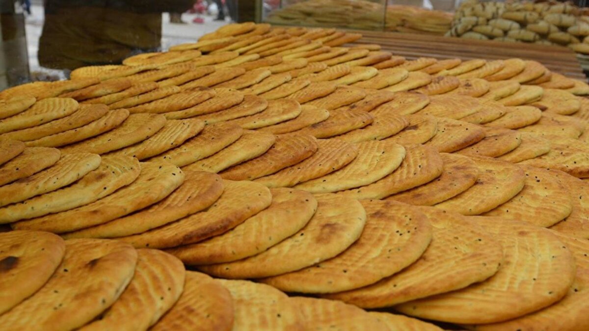 Maraş Çöreği, kendine özgü yapımı, taş fırında pişirilmesi ve geleneksel yöntemleriyle biliniyor. Yüzyıllardır Ramazan sofralarının vazgeçilmezi olarak tanınan çörek, Kahramanmaraş’ın AB tescilli üçüncü ürünü olurken, Türkiye çapında 44. tescilli ürün olarak kayıtlara geçti.