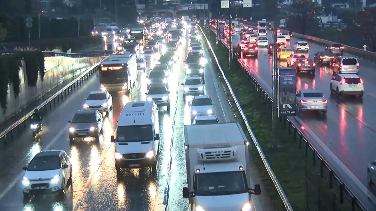 İstanbul’da haftanın ilk iş gününde sabah saatlerinde etkili olan yağış, kent içi ulaşımı önemli ölçüde yavaşlattı. İstanbul trafiği, 08.00 itibarıyla yüzde 78 seviyesine çıkarak son günlerin en yüksek oranlarından birine ulaştı. Yoğunluk, 09.00’da ancak yüzde 76’ya gerileyebildi.