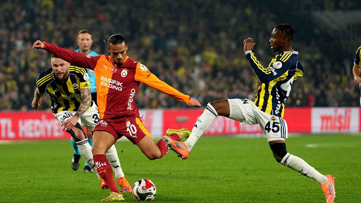 SANE GOL PERDESİNİ AÇTI <br><br>Galatasaray, Alman yıldızı Leroy Sane'nin ceza sahası dışından attığı golle ilk yarıyı 1-0 önde tamamladı. 