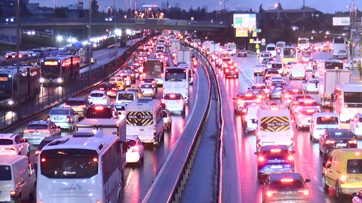 D-100 Karayolu sürücülere zor anlar yaşattı<br>Özellikle Maltepe D-100 kesiminde hem Ankara hem Edirne yönlerinde araçlar uzun kuyruklar oluşturdu. Sürücüler yağış nedeniyle hızlanmakta zorlanırken, akış zaman zaman tamamen durdu. Aynı şekilde Cevizlibağ D-100 güzergâhında da çift yönlü yoğunluk gözlendi ve sabah trafiği uzun süre normale dönemedi.