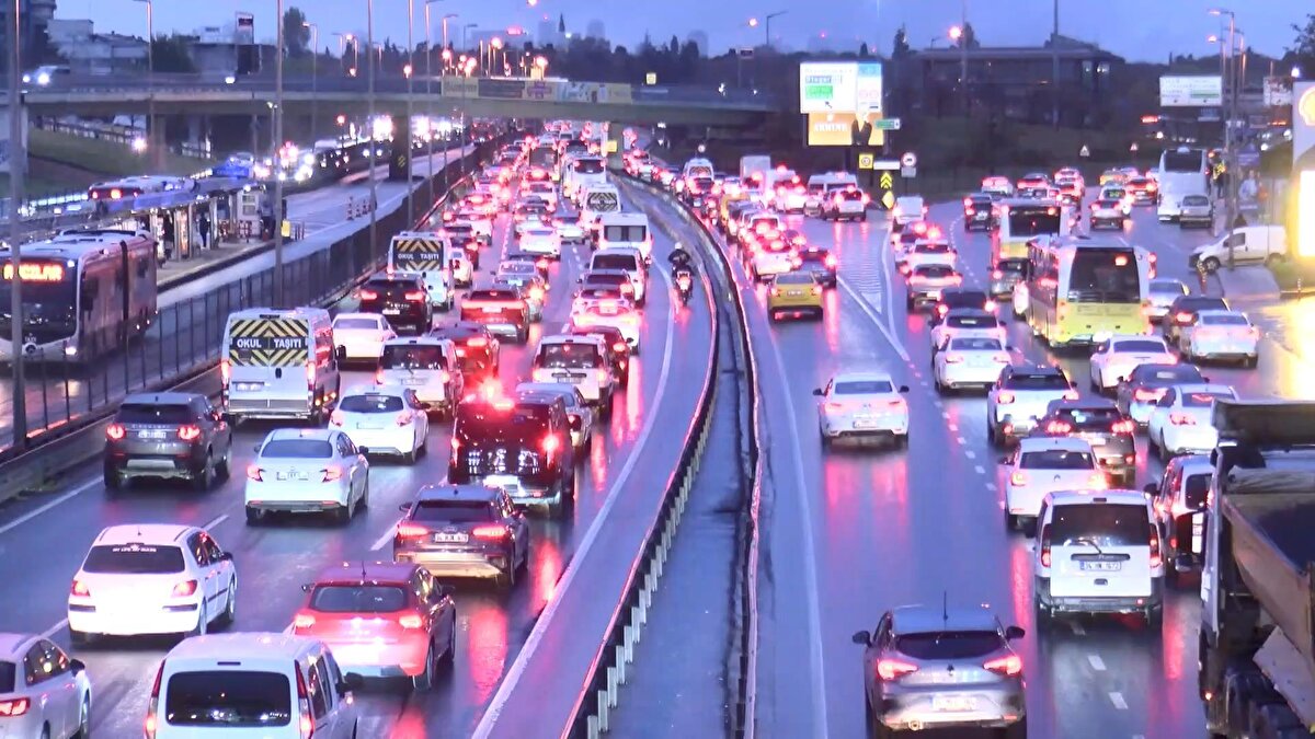 Yoğunluk kademeli olarak düştü<br>İstanbul Büyükşehir Belediyesi verilerine göre şehir genelindeki trafik yükü, ilerleyen dakikalarda azalmaya başladı. 09.30 itibarıyla yoğunluk oranı yüzde 71’e geriledi. Ancak D-100 üzerindeki lokal sıkışmalar nedeniyle sürücüler zaman zaman yine beklemek zorunda kaldı.