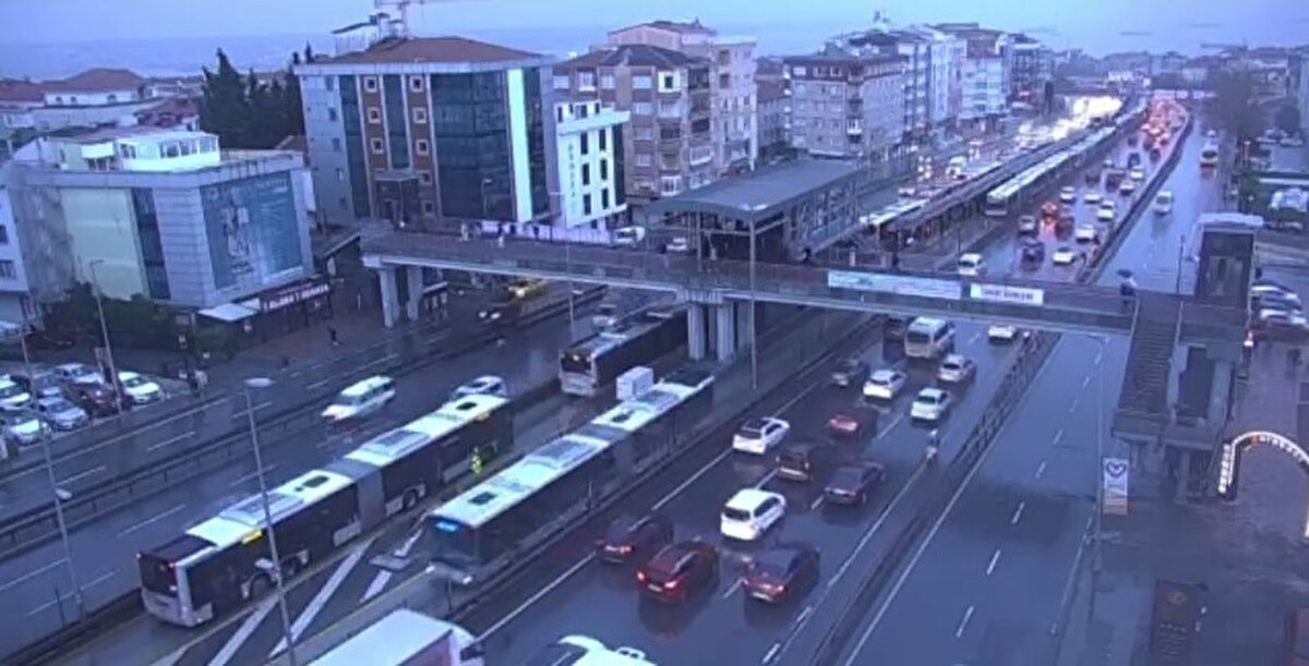 İstanbul Avcılar’da Şükrübey metrobüs durağında yaşanan arıza ulaşımı aksattı. Metrobüs hattında duran araç seferleri durdurdu, yolcular peronlarda beklemek zorunda kaldı. Araç kaldırıldıktan sonra da her iki yönde yoğunluk bir süre sürdü.