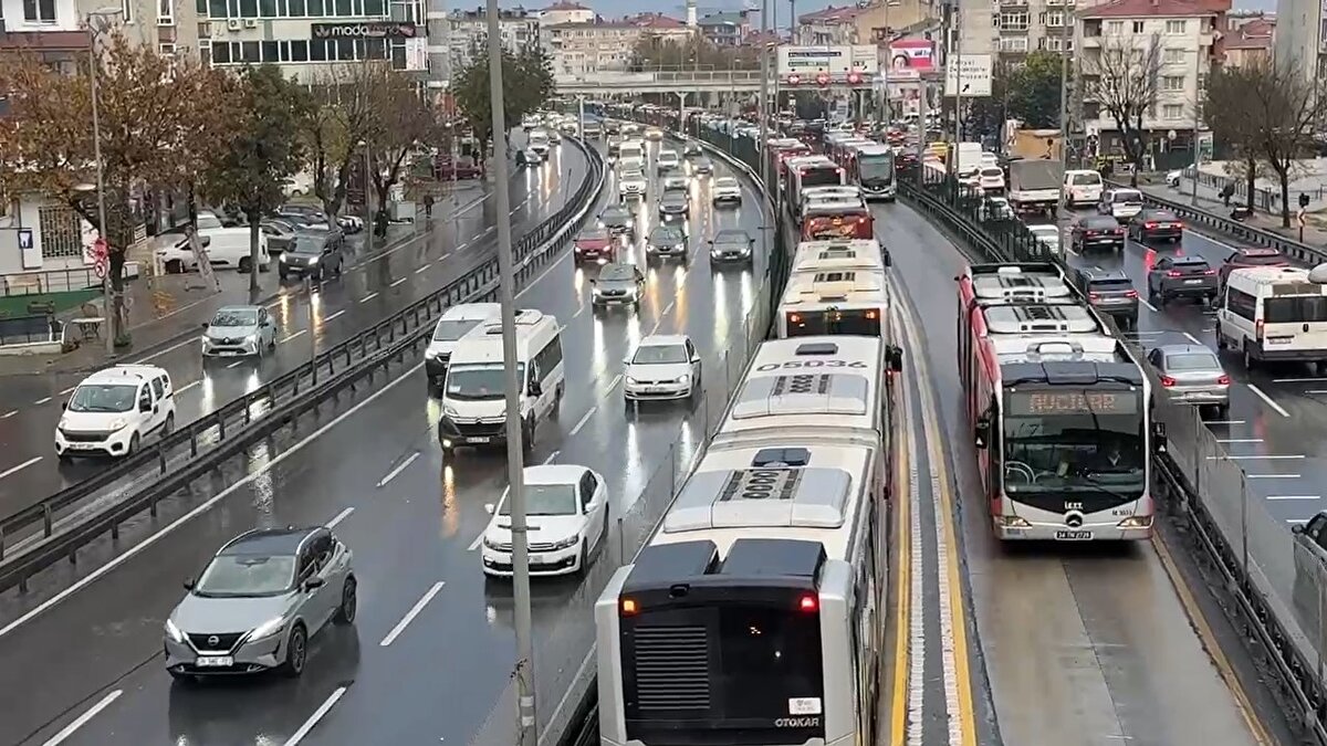 Arızalı araç kaldırıldı ancak yoğunluk devam etti<br>Metrobüsün çekiciyle hat üzerinden kaldırılmasının ardından seferler yeniden başladı. Ancak Avcılar hattının çift yönlü yoğunluğu bir süre daha devam etti ve akış ancak kademeli olarak normale dönebildi.