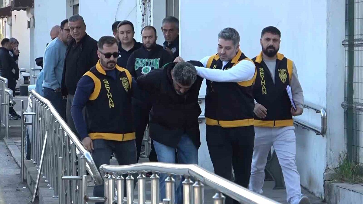 Villaya operasyon: Pencereden atlayıp kaçmak istedi<br>Polis, firarinin Seyhan ilçesi Gülbahçesi Mahallesi’ndeki bir villada saklandığını tespit ederek operasyon düzenledi. Baskın sırasında Evrensal’ın pencereden atlayarak kaçmaya çalıştığı, ancak bahçede yakalandığı bildirildi. Evde yapılan aramada 1123 uyuşturucu etkili hap, hassas terazi, üç cep telefonu, bellekler ve çeşitli dövizlerle Türk lirası ele geçirildi.