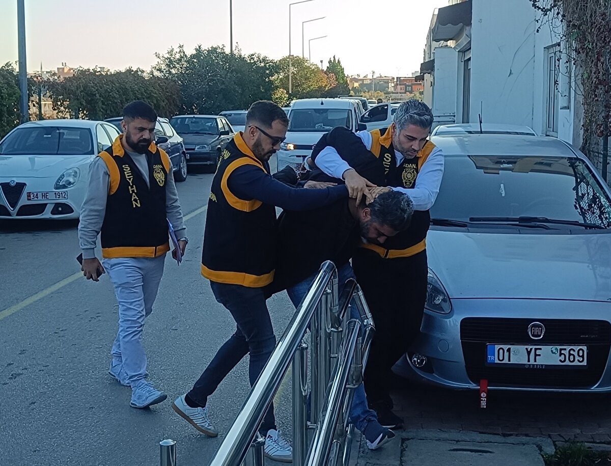 Adana’da polis ekipleri, sosyal medyada sahte kimlikle dini içerikler paylaşan bir hesabın arkasındaki kişiyi belirlemek için çalışma başlattı. İnceleme sonunda hesabı yöneten kişinin, yıllardır firari olan ve “Ali Demir Evrensel” adını kullanan 49 yaşındaki Ramazan Evrensal olduğu ortaya çıktı. Evrensal’ın iki cinayet dosyası dahil toplam 38 yıl 7 ay 12 gün kesinleşmiş hapis cezası bulunduğu tespit edildi.