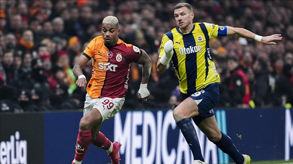 Şampiyonluk yarışında aralarında 1 puan olan ve bu maça 3 puan için çıkan iki tarafta mücadele öncesinde ezeli rakiplerin son 10 maçına baktığımızda Galatasaray'ın üstünlüğü var.   İki takım arasında 8'i lig, 1'er de Turkcell Süper Kupa ve Ziraat Türkiye Kupası olmak üzere oynanan son 10 karşılaşmada sarı kırmızılılar 1'i hükmen toplam 5 galibiyet alırken sarı lacivertli ekip ise sahadan 3 kez mutlu ayrıldı. 2 mücadele ise berabere bitti.<br>Fenerbahçe ve Galatasaray arasında oynanan son 10 derbinin skorları şöyle: