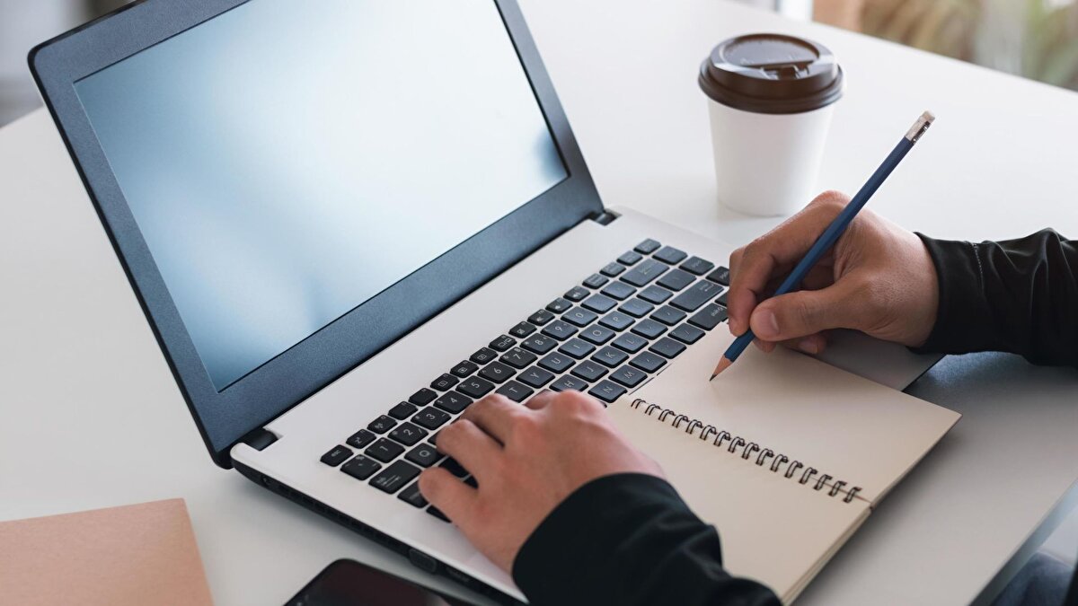 Katılımcılar aynı bilgiyi LLM ve Google üzerinden öğrendiklerinde bile LLM kullanıcılarının bilgi derinliği daha sığ kaldı. Araştırmacılar, LLM’lerin bilgiyi özetleyerek kullanıcıyı pasif hale getirdiğini, Google aramalarının ise aktif öğrenme gerektirdiğini vurguladı.