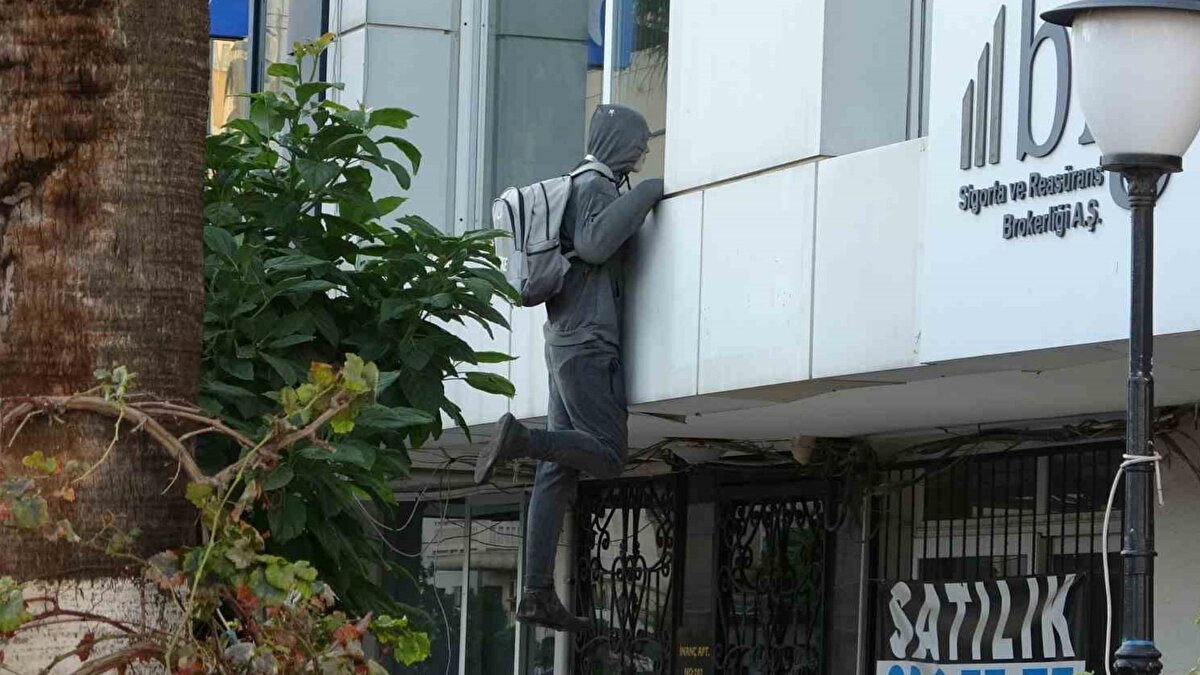 Aradan geçen uzun süreye rağmen bu gerçekçi figür, Mersin sokaklarında dolaşan pek çok kişiyi yanıltmaya devam ediyor. Sokaktan geçen bazı vatandaşlar, penceredeki cansız mankeni görmeleri üzerine tereddüt yaşayarak durumu ciddiye alıyor. Çevre esnafından Mete Aktaş, gençlerin yanına gelerek ‘Buraya gerçekten hırsız mı giriyor?’ diye sorduklarını aktardı. Aktaş, manken olduğunu açıkladığında ise gençlerin önceden polisi aramak üzere olduğunu söyleyip birlikte güldüklerini ifade etti.