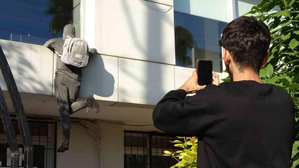 Sigorta sektörünün farkındalık çabası<br><br>Sigorta şirketinin Şube Müdürü Arzu Tekin, bu farkındalık çalışmasının beklenenden çok daha etkili olduğunu belirtiyor. Tekin, duyarlı vatandaşların kimi zaman mankeni gerçek bir hırsızlık girişimi sanarak pencereye taş attığını ya da durumu polis ekiplerine ihbar etmek istediğini dile getirdi. Hatta bazı vatandaşlar doğrudan şirketi arayarak uyarıda bulunmaya çalışıyor. Ancak manken olduğunu anladıklarında oluşan şaşkınlık ve tebessüm, uygulamanın amacına ulaştığını gösteriyor. Buğru Şevik isimli bir vatandaş da gece geç saatlerde mankeni ilk gördüğünde gerçek hırsız zannettiğini, ancak birkaç saniye dikkatli baktıktan sonra cansız manken olduğunu fark edip rahatladığını ifade etti.