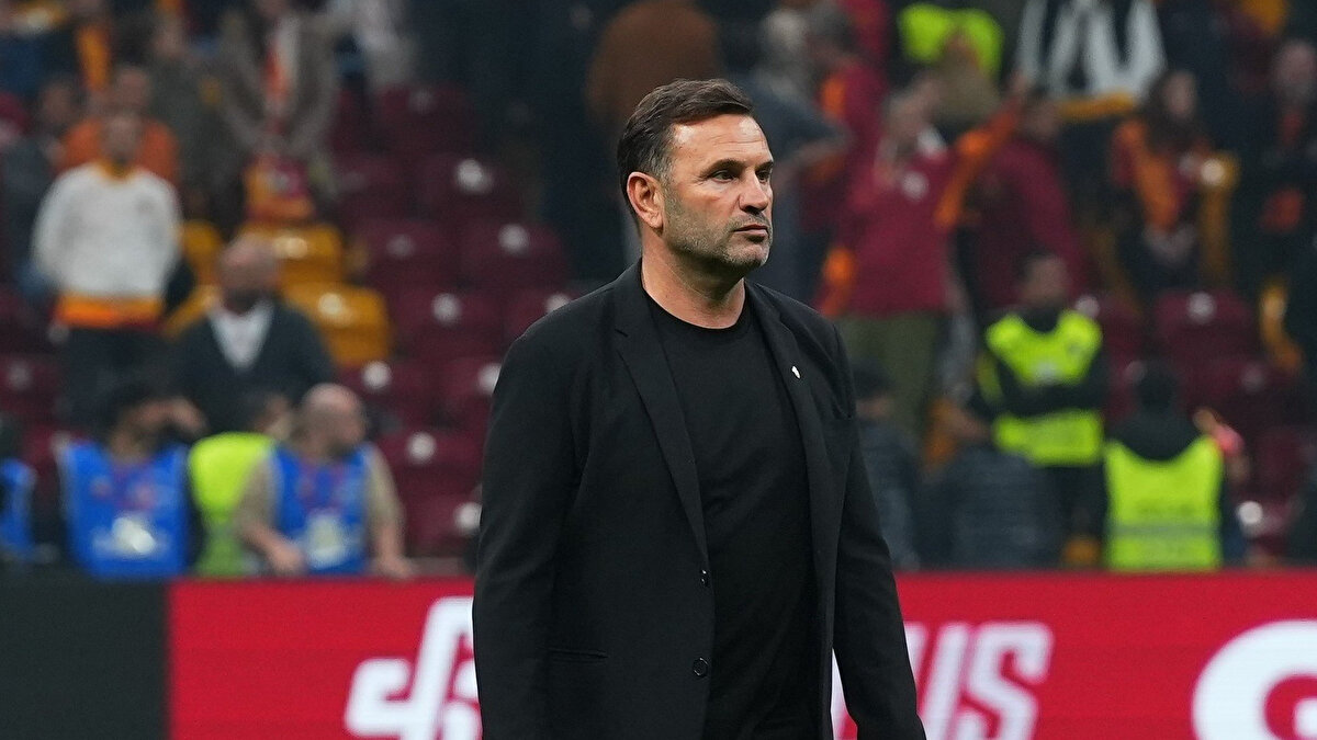 "KİMSE MERAK ETMESİN"<br><br>"Galatasaray birleşecek. Taraftarımıza çağrı yapıyorum; bugün yaşananları gördükten sonra birbirimize ne kadar destek olmamız gerektiğini ve bundan sonra nasıl bir Galatasaray ortaya çıkartmamız gerektiğini herkse göstereceğiz. Kimse merak etmesin."