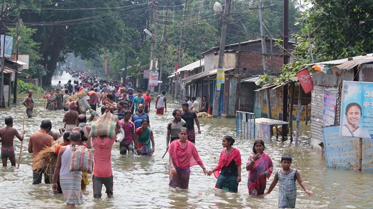 Endonezya Afet Zararlarını Hafifletme Kurumu Başkanı, geçtiğimiz hafta 174 olarak açıklanan can kaybının Cumartesi günü 417’ye yükseldiğini duyurdu. Sumatra’nın üç eyaletinde yaklaşık 80 bin kişi tahliye edilirken, 279 kişi hâlâ kayıp ve yüzlercesi mahsur durumda. Polis yetkilileri, yiyecek ve su sıkıntısı nedeniyle bazı bölgelerde güvenliği sağlamak için ek önlemler aldı. Sosyal medyada, sel suları altında marketlere ulaşmaya çalışan vatandaşların görüntüleri paylaşıldı.