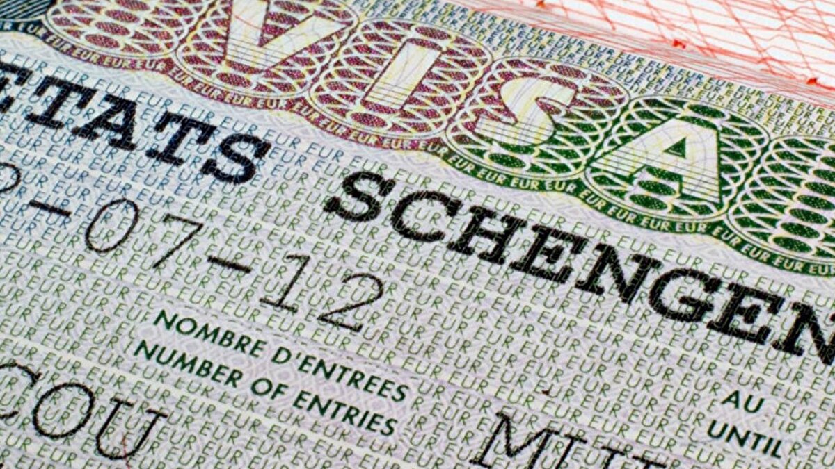 Yunanistan zirvede<br><br>Açıklanan son verilere göre, İstanbul'da en düşük redde oranıyla vize onayı veren ülkenin Yunanistan olduğu ortaya çıktı. Türk vatandaşlarının komşu ülkeye gösterdiği yoğun ilgi ve artan seyahat trafiği, Yunanistan İstanbul Konsolosluğu'nu listenin zirvesine taşıdı. Toplam 29 bin 414 başvurudan sadece 663'ünün olumsuz sonuçlanmasıyla ret oranı %2,3 gibi oldukça düşük bir seviyeye geriledi.<br><br>En esnek Konsolosluklar<br><br>Listenin devamında, vize taleplerinde esneklik gösteren diğer Avrupa ülkeleri yer aldı. İtalya İstanbul Başkonsolosluğu, 89 bin 750 başvuruyu işleyerek sadece 7 bin 595'ini reddetti ve %8,5'lik kabul edilebilir bir ret oranını korudu. Turistik ve ticari seyahatlerde yüksek talep görmesine rağmen bu oranın düşüklüğü dikkat çekti. Onay oranı yüksek kalan bir diğer önemli ülke ise Fransa oldu. 96 bin 650 başvurudan 11 bin 227'sinin reddedilmesiyle ret oranı %11,8'e ulaşsa da, Fransa hala en çok başvuru kabul eden büyükelçiliklerden biri olmayı sürdürüyor.