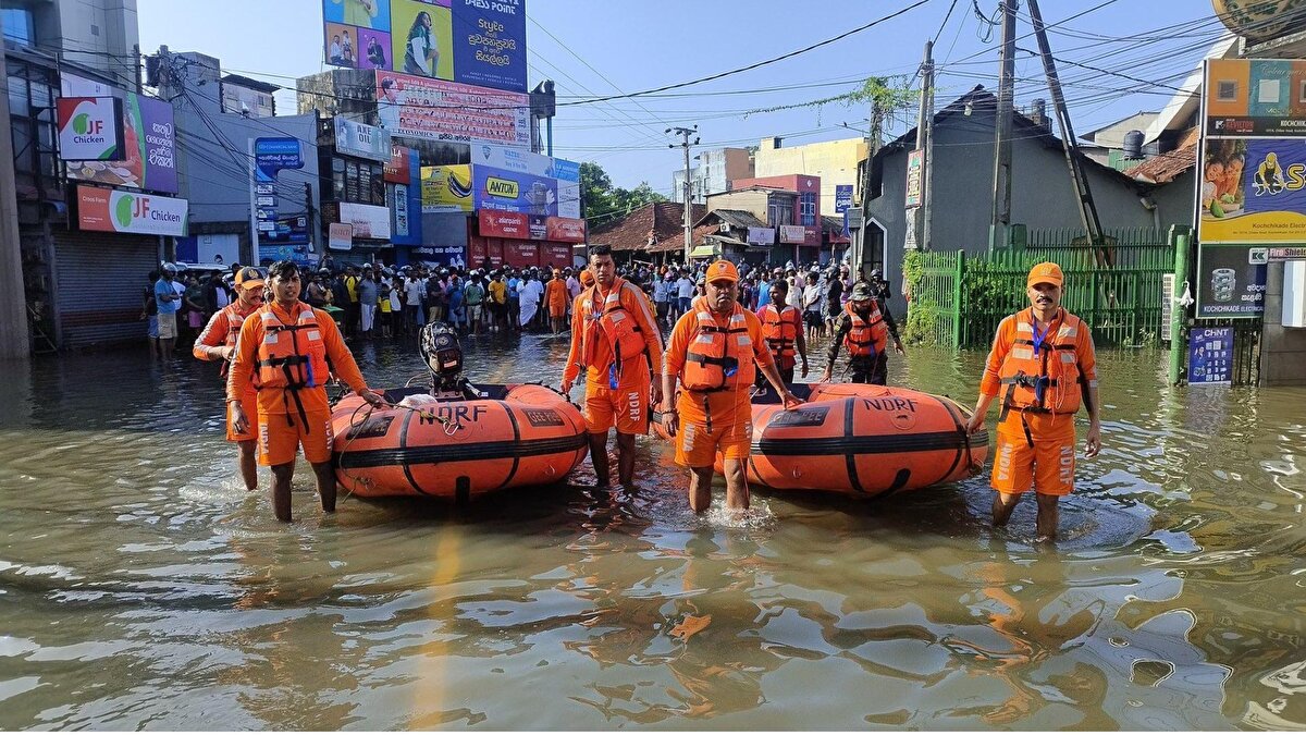 Seller, yolları ve tarım alanlarını su altında bırakarak lojistik yardımın ulaşmasını geciktirdi. Özellikle Endonezya ve Sri Lanka’da mahsur kalan bölgelerde ekipler helikopter ve kara araçlarıyla destek sağlıyor. Yetkililer, ölü sayısının artabileceği uyarısında bulunuyor ve kurtarma çalışmalarının önümüzdeki günlerde yoğun şekilde süreceğini bildiriyor.