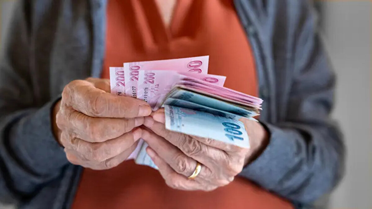 Yüzde 31 tahmini<br><br>Bakan Şimşek’in yıl sonu enflasyon tahmini maaş hesaplamalarında referans alınırken, bu tabloya göre SSK ve Bağ-Kur emeklilerinin zammı yüzde 12,28’e, memur ve memur emeklilerinin artışı ise yüzde 18,7’ye karşılık geliyor. Nihai oran aralık ayında açıklanacak son veriyle belirlenecek.<br><br>En düşük emekli maaşı için yeni tahmin<br><br>Yıl sonu enflasyonunun beklentiye paralel gerçekleşmesi halinde SSK ve Bağ-Kur emeklilerinin en düşük aylığı yüzde 12,28 artışla yaklaşık 18 bin 953 liraya yükselecek. Zam oranlarının kesinleşmesiyle birlikte Hazine ve Maliye Bakanlığı bu değerleri uygulamaya alacak.